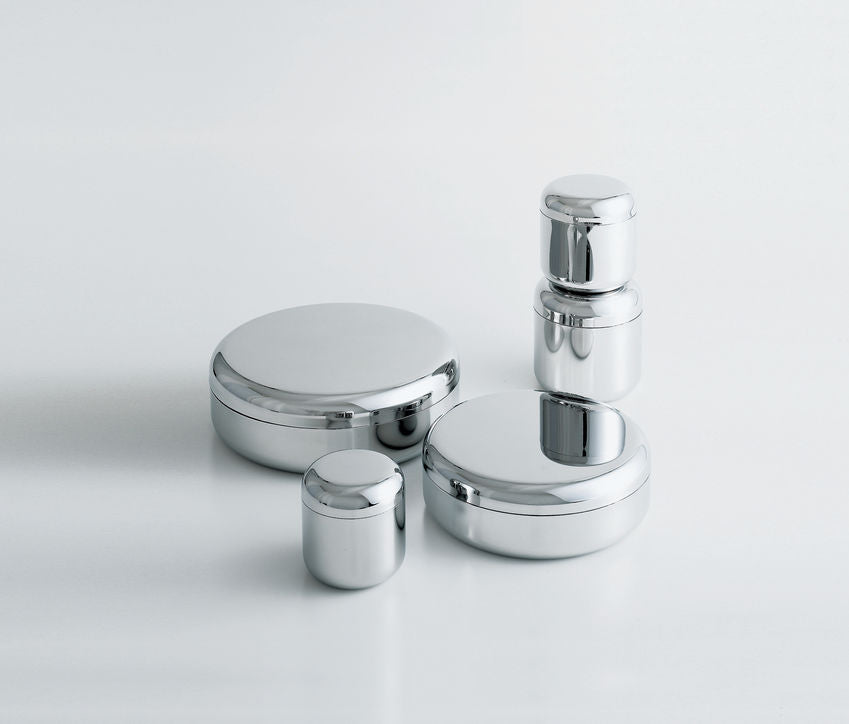 Tároló doboz 23 cm rozsdamentes acélból, domborműves díszítéssel.